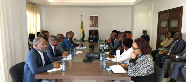 Séance de travail entre le Ministre de l&rsquo;Industrie et de la Transformation Locale, Me Lubin NTOUTOUME avec les responsables de l&rsquo;AGANOR
