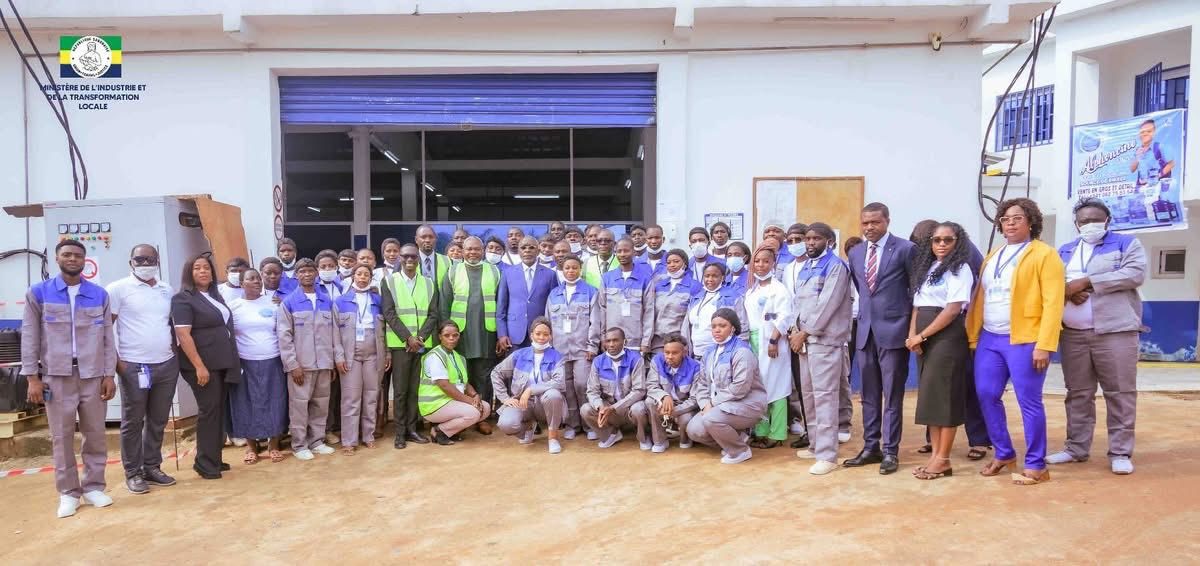 le Ministre de l&rsquo;Industrie et de la Transformation Locale, Me Lubin NTOUMTOU visite la Société ALPHONSINE WATER