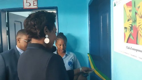 Le MInistre de l&rsquo;Industrie et de l&rsquo;Entrepreunariat Carmen Ndaot inaugure une mini-entreprise au Cours Ambourouet