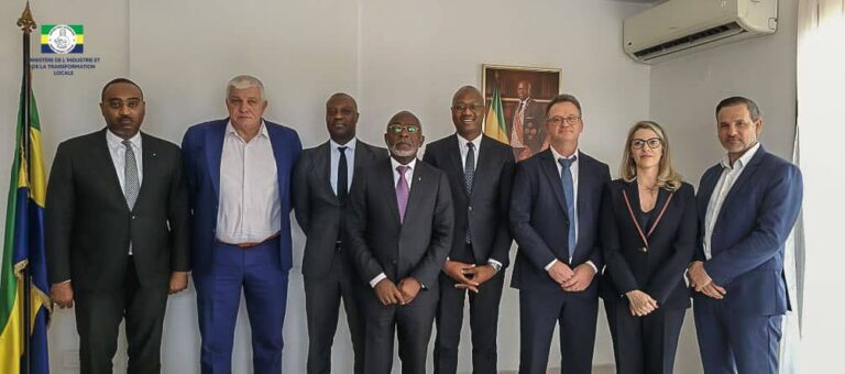 rencontre entre le Ministre de l&rsquo;Industrie et de la Transformation Locale, Me Lubin NTOUTOUME et lr groupe syndical des Industries du Gabon