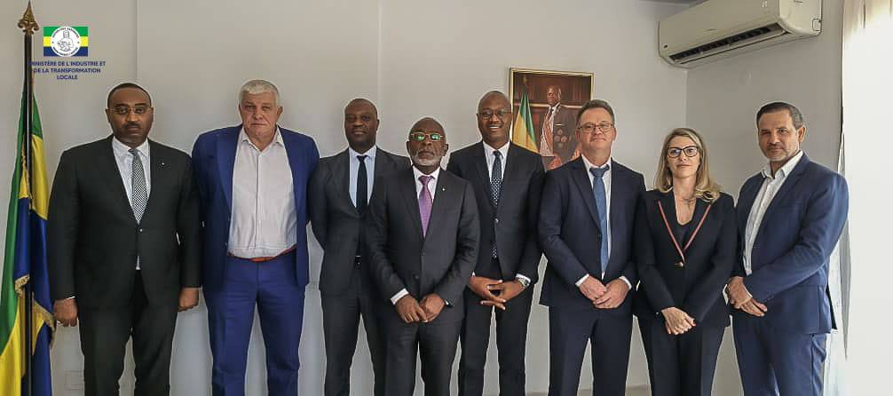rencontre entre le Ministre de l&rsquo;Industrie et de la Transformation Locale, Me Lubin NTOUTOUME et lr groupe syndical des Industries du Gabon